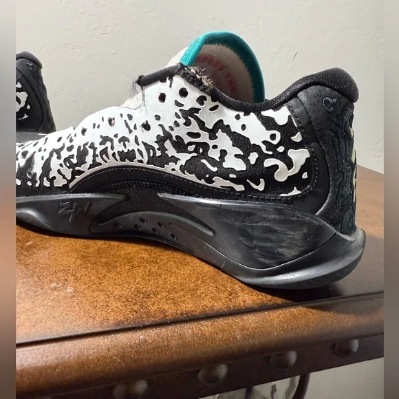 Nike Jordan Zion 3 Kids Sz 5.5 Basketball Sneakers black and white tennis shoes - Picture 5 of 11